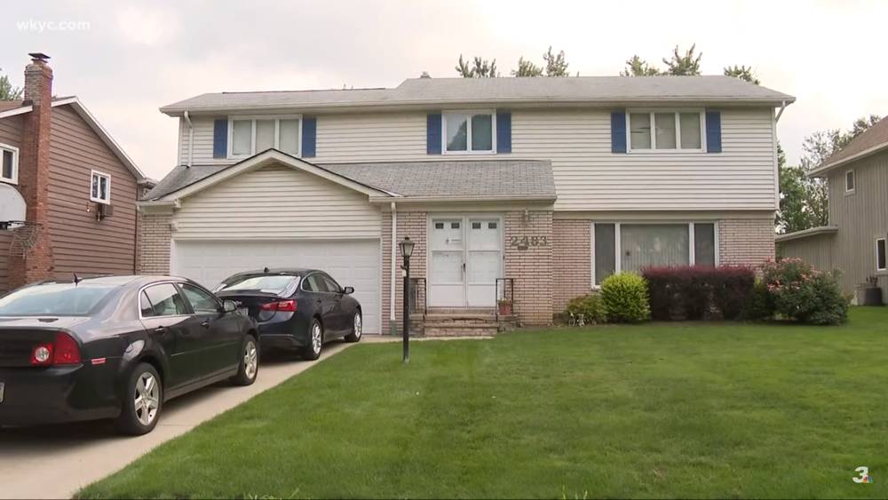 La casa del Dr. Richard Warn donde se encontró su cuerpo, 9 de agosto de 2018, Beachwood, Ohio (captura de pantalla de YouTube WKYC Canal 3)