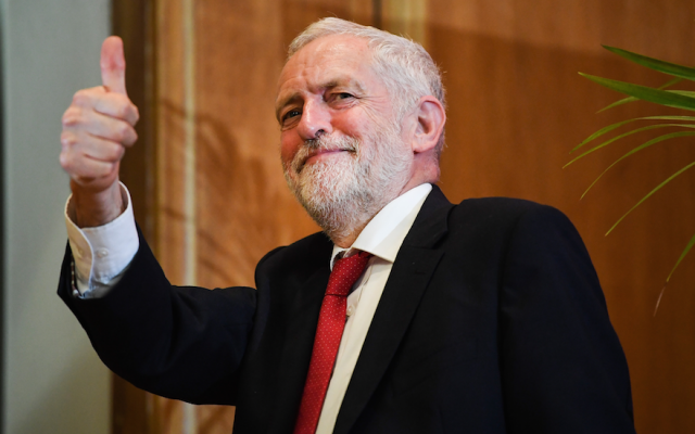 El líder del Partido Laborista, Jeremy Corbyn, deja el escenario después de pronunciar un discurso en la Universidad de Queens en Belfast, Irlanda del Norte, el 24 de mayo de 2018. (Jeff J Mitchell / Getty Images vía JTA)