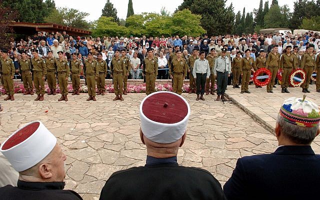 Ilustrativo: Un servicio conmemorativo para los soldados israelíes en el cementerio militar de la aldea drusa de Isfiya, en el norte de Israel. (Oficina de Prensa del Gobierno)