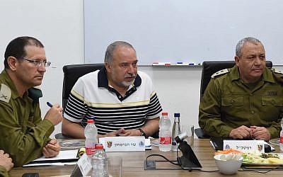 El ministro de Defensa, Avigdor Liberman, en el centro, habla con el jefe de las FDI, Gadi Eisenkot, derecha, y otros altos oficiales militares durante una visita a la División de Gaza el 13 de agosto de 2018. (Shahar Levi / Ministerio de Defensa)