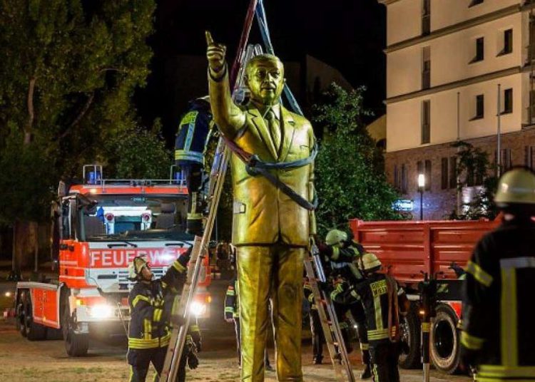 Una ciudad alemana retira estatua de Erdogan por cuestiones de seguridad