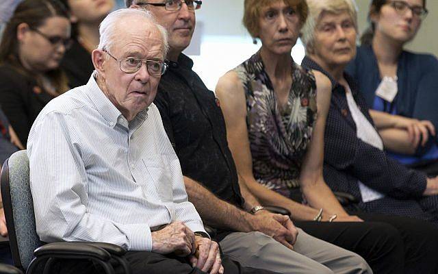 9 de agosto de 2018, el astrofísico Eugene Parker asiste a una conferencia de prensa sobre Parker Solar Probe, que lleva su nombre, en el Centro Espacial Kennedy en Florida. (Kim Shiflett / NASA vía AP)