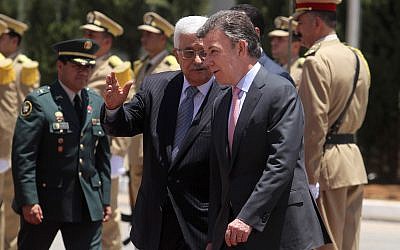 El presidente colombiano Juan Manuel Santos (R) acompaña al presidente de la Autoridad Palestina, Mahmud Abbas, durante una ceremonia oficial de bienvenida en la ciudad cisjordana de Ramallah, el 4 de junio de 2013. (Issam Rimawi / Flash90)