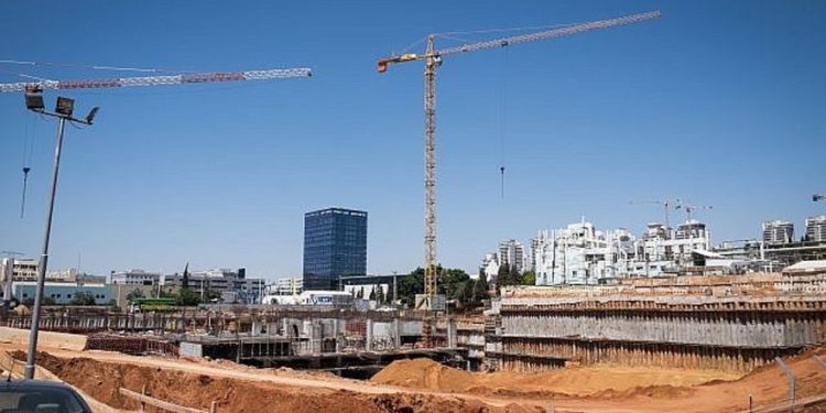 Día mortal en los recintos de construcción israelíes cuando 3 trabajadores caen muertos