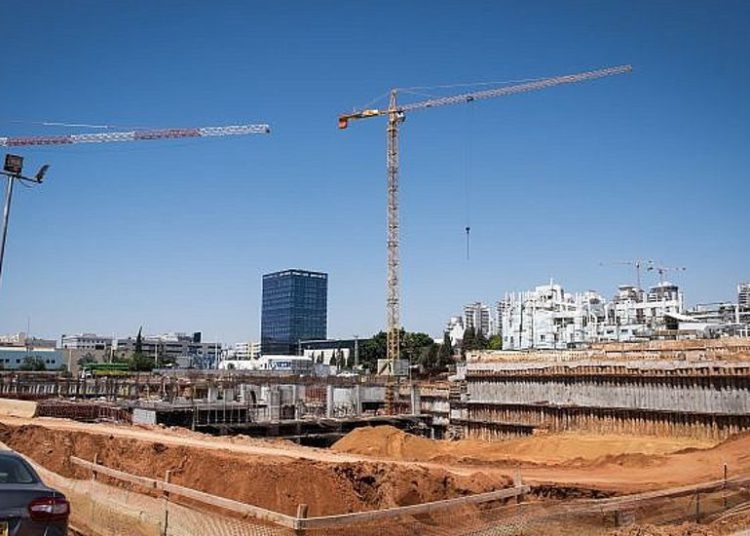Día mortal en los recintos de construcción israelíes cuando 3 trabajadores caen muertos