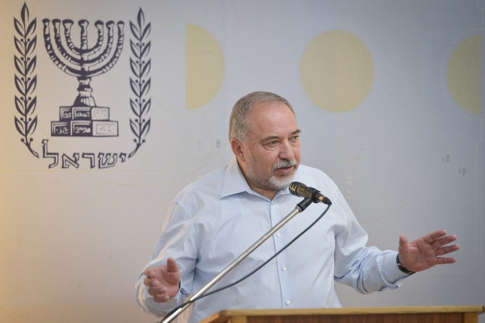 El ministro de Defensa, Avigdor Liberman, habla en una conferencia de prensa el 19 de julio de 2018. (Flash90)
