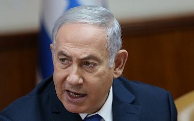 El Primer Ministro Benjamin Netanyahu dirige la reunión semanal en la Oficina del Primer Ministro en Jerusalén el 29 de julio de 2018. (Alex Kolomoisky / Pool Yedioth Ahronoth / Flash90)