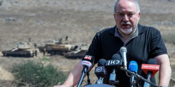 Ministro de Defensa dice que Abbas intenta sabotear el trato con Hamas
