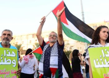 La ironía de usar la bandera palestina para protestar contra la ley del Estado-Nación