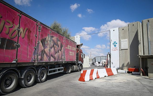 Los camiones que transportaban mercancías ingresan a la Franja de Gaza a través del Kerem Shalom Crossing después de que fue reabierto por Israel el 15 de agosto de 2018. (Flash90)