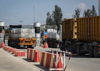 Los camiones cargados con mercancías y mercancías hacen entregas a la Franja de Gaza después de que se abriera el cruce Kerem Shalom el 15 de agosto de 2018. (Flash90)