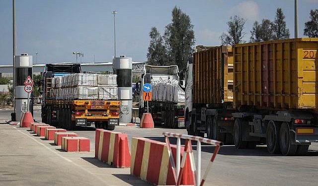 Los camiones cargados con mercancías y mercancías hacen entregas a la Franja de Gaza después de que se abriera el cruce Kerem Shalom el 15 de agosto de 2018. (Flash90)