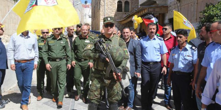 Fuerzas de la Autoridad Palestina armados y uniformados recorren Hevron controlado por Israel