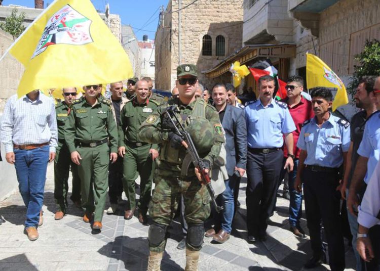 Fuerzas de la Autoridad Palestina armados y uniformados recorren Hevron controlado por Israel