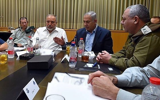 El primer ministro Benjamin Netanyahu (centro) y el ministro de Defensa Avigdor Liberman (2 a la izquierda) se reúnen con altos funcionarios seculares en la sede de las FDI en Tel Aviv, el jueves 9 de agosto de 2018 (Ministerio de Defensa)