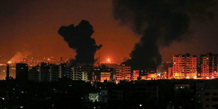 FDI ataca posiciones terroristas en Gaza tras el lanzamiento masivo de cohetes contra Israel