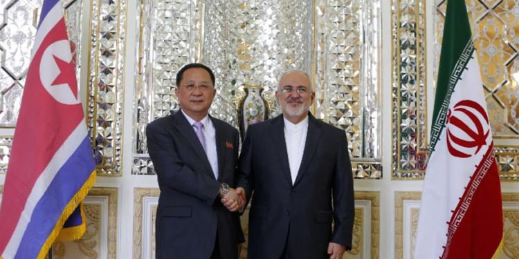 Canciller norcoreano visita Irán a medida que las sanciones de EE. UU entran en vigencia