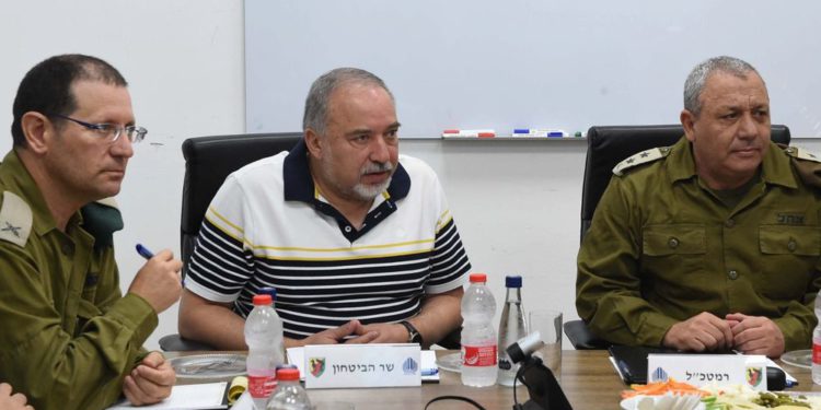 “La calma paga, la violencia no”, dijo Liberman a Gaza al reabrir el cruce Kerem Shalom