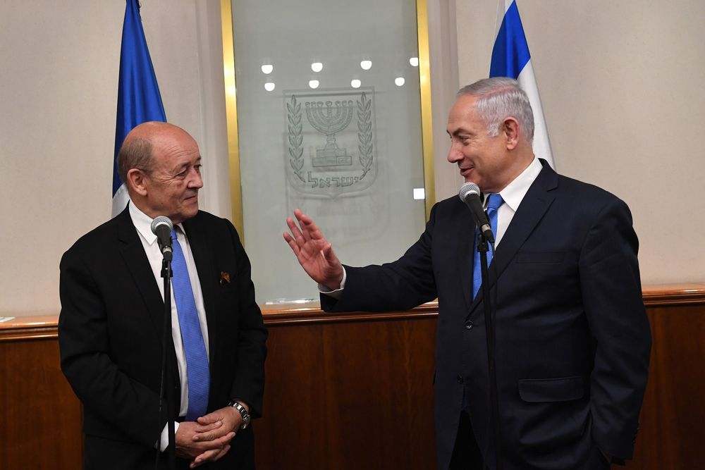 El primer ministro Benjamin Netanyahu (r) se reúne con el ministro de Asuntos Exteriores francés Jean-Yves Le Drian el 26 de marzo de 2018. (Kobi Gideon / GPO)