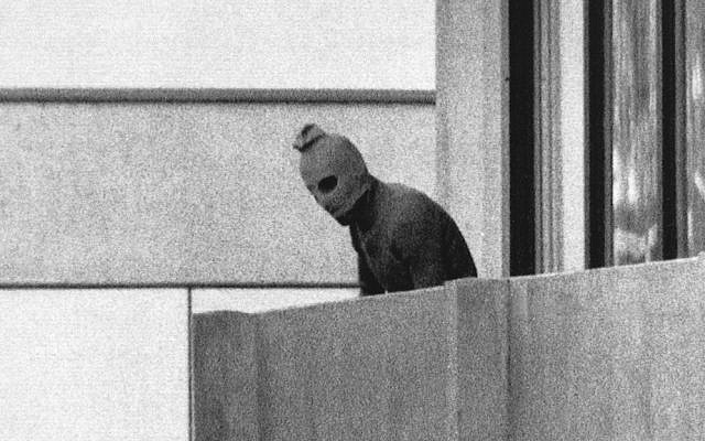Un miembro del grupo terrorista palestino Black September, que mató a 11 miembros del equipo olímpico israelí, durante los Juegos Olímpicos de 1972 en Munich. (AP / Kurt Strumpf)
