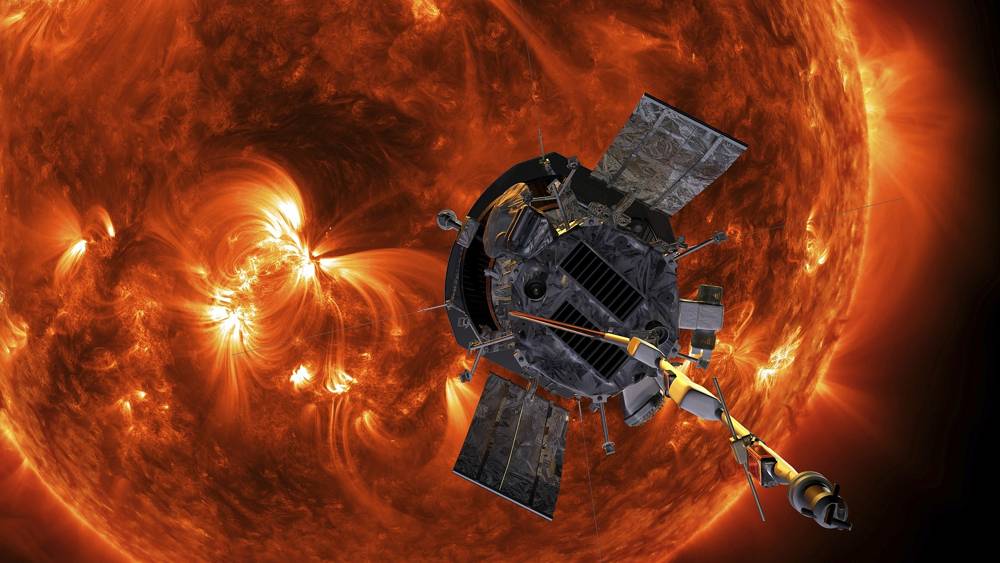 Esta imagen puesta a disposición por la NASA muestra la representación artística de Parker Solar Probe aproximándose al Sol (Steve Gribben / Johns Hopkins APL / NASA vía AP)
