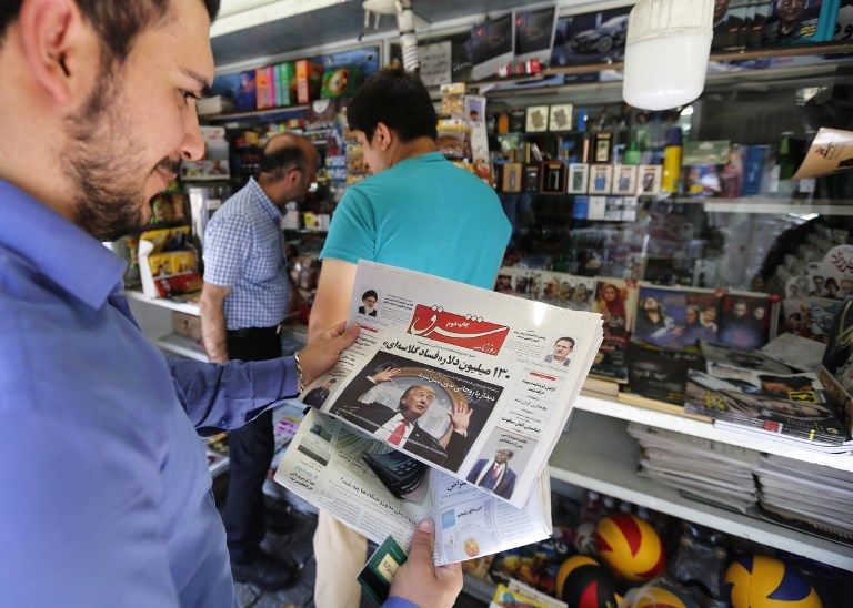 Un hombre echó un vistazo a un periódico con una imagen del presidente de EE. UU. Donald Trump en la primera página, en la capital, Teherán, el 31 de julio de 2018. (AFP / ATTA KENARE)