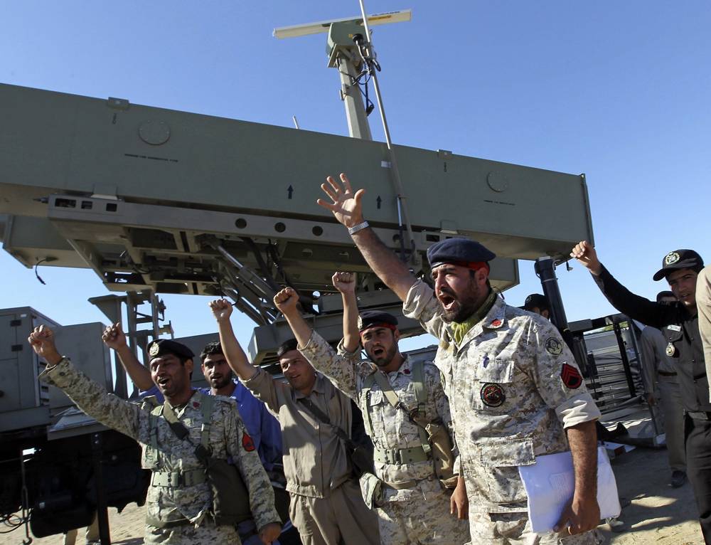 El personal de la armada iraní celebra después de lanzar con éxito un misil Ghader desde el área del puerto de Jask en las costas del Golfo de Omán durante un simulacro cerca del estrecho de Hormuz, martes 1 de enero de 2013. (AP / Jamejam Online, Azin Haghighi)