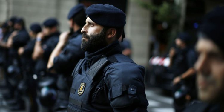 Al grito de “alahu akbar” un musulmán atacó a la policía de Barcelona