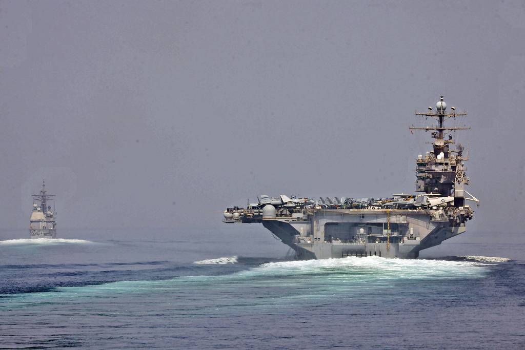 Ilustrativo: El crucero de misiles guiados USS Cape St. George y el portaaviones USS Abraham Lincoln transitan por el estrecho de Hormuz (CC-BY SA 3.0 / Official Navy US Imagery)