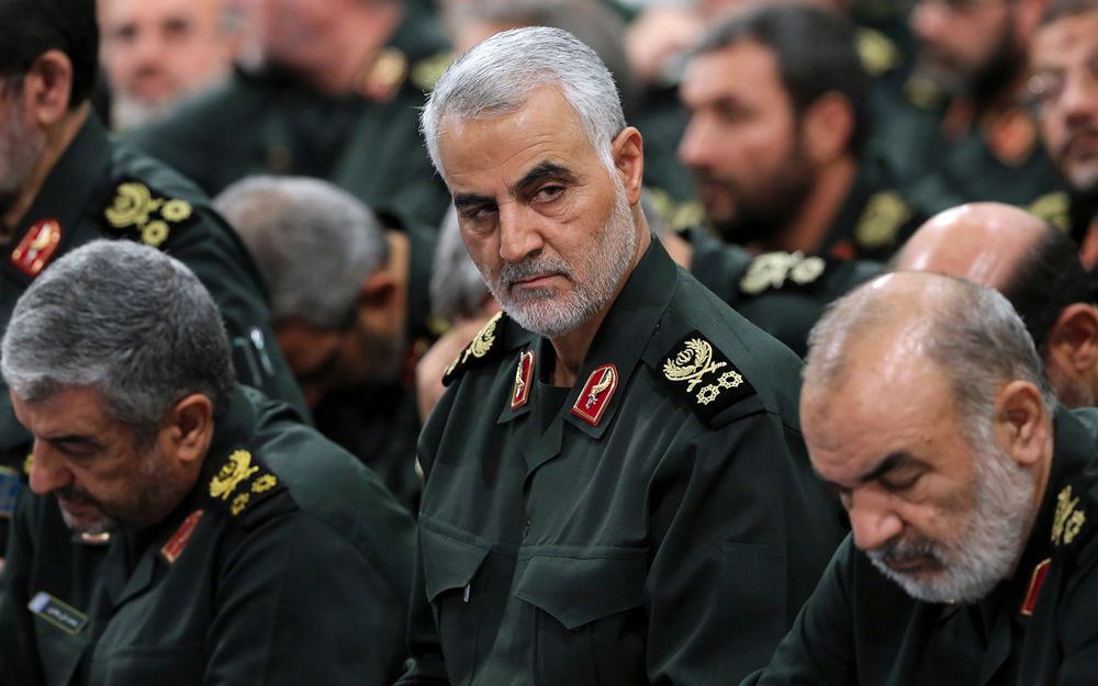 El general de la Guardia Revolucionaria Qassem Soleimani asiste a una reunión con el líder supremo Ayatollah Ali Khamenei y los comandantes de la Guardia Revolucionaria en Teherán, Irán. 18 de septiembre de 2016. (Oficina del Líder Supremo iraní a través de AP)