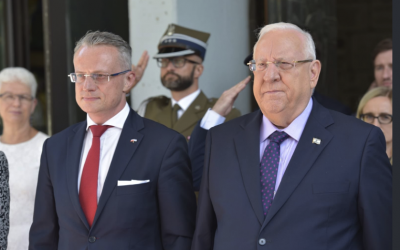 Embajador polaco en Israel Marek Magierowski, izquierda, con el presidente Rivlin en Jerusalén, 2 de agosto de 2018 (Twitter)