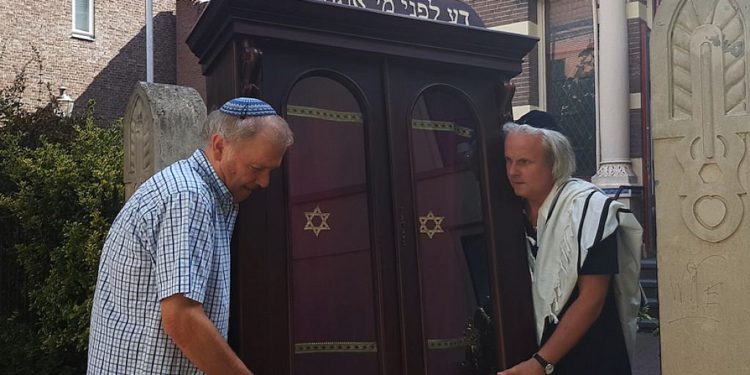 El desalojo de judíos holandeses de sinagoga devastada por nazis nos trae recuerdos amargos