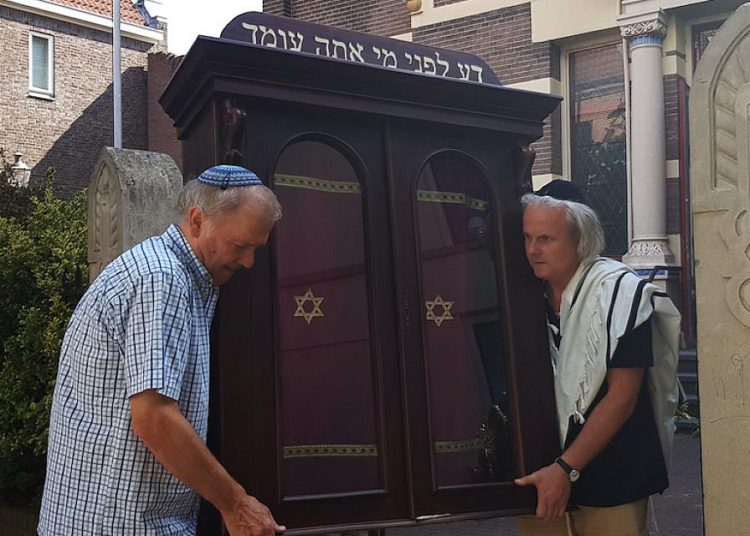 El desalojo de judíos holandeses de sinagoga devastada por nazis nos trae recuerdos amargos