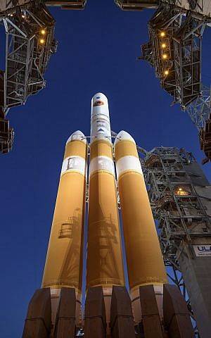 La Torre Movil de Servicio se desmonta para revelar el cohete pesado Delta IV de United Launch Alliance con la sonda solar Parker a bordo, el sábado 11 de agosto de 2018 (Bill Ingalls / NASA vía AP)