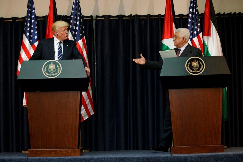 El presidente de la AP Mahmoud Abbas (derecha) y el presidente estadounidense Donald Trump haciendo declaraciones a la prensa en Belén, el 23 de mayo de 2017. Foto: Evan Vucci / AP