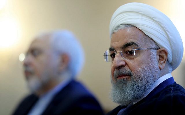 En esta foto publicada por el sitio web oficial de la oficina de la Presidencia iraní, el presidente Hassan Rouhani asiste a una reunión con un grupo de funcionarios de la cancillería en Teherán, Irán. Domingo, 22 de julio de 2018. (Oficina de la Presidencia iraní a través de AP)