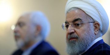 En esta foto publicada por el sitio web oficial de la oficina de la Presidencia iraní, el presidente Hassan Rouhani asiste a una reunión con un grupo de funcionarios de la cancillería en Teherán, Irán. Domingo, 22 de julio de 2018. (Oficina de la Presidencia iraní a través de AP)