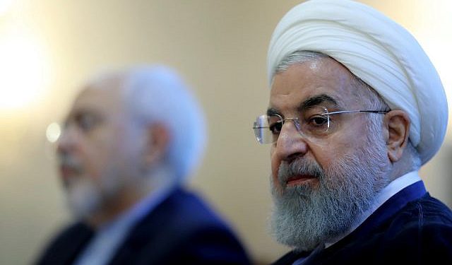 En esta foto publicada por el sitio web oficial de la oficina de la Presidencia iraní, el presidente Hassan Rouhani asiste a una reunión con un grupo de funcionarios de la cancillería en Teherán, Irán. Domingo, 22 de julio de 2018. (Oficina de la Presidencia iraní a través de AP)