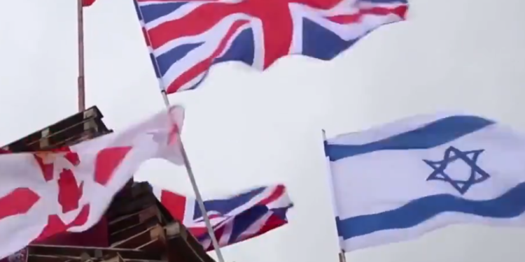 Banderas israelíes quemadas por nacionalistas de Irlanda del Norte