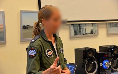 Una foto sin fecha de Maj. G., que el 7 de agosto de 2018, fue nombrada la primera piloto femenina en comandar un escuadrón de vuelo de la Fuerza Aérea de Israel. (Fuerzas de Defensa de Israel)