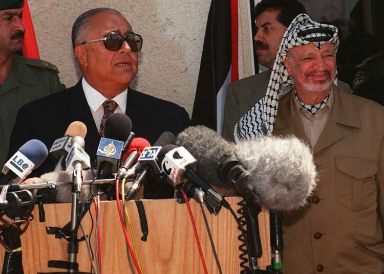 El primer ministro jordano Abdelsalam al-Majali, izquierda, habla con reporteros con el presidente de la Autoridad Palestina, Yasser Arafat, de pie junto a él durante una conferencia de prensa en Ramallah, el 20 de julio de 1997. (AP Photo / Naser Naser)