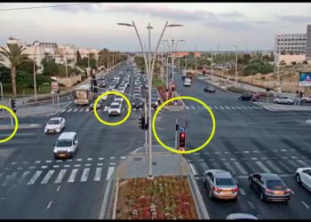 Vídeo: niño cae de automóvil en movimiento en Israel y es rescatado sorprendentemente