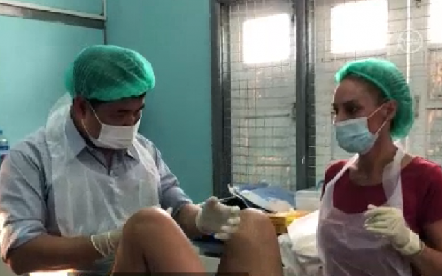 El Dr. Ronit Almog, a la derecha, trabaja con un médico local en un hospital en Pindaya, en el estado de Shan, en el oeste de Myanmar, en agosto de 2018. (Captura de pantalla del canal 10)