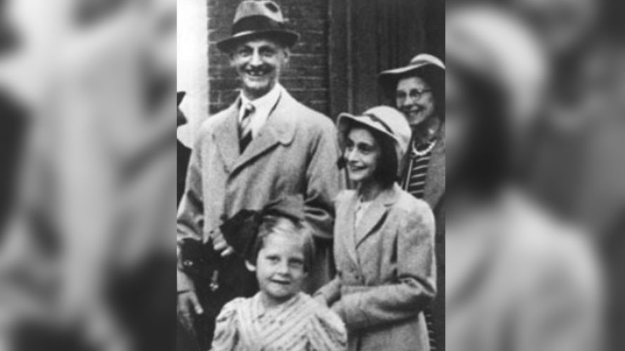 Ana sonríe feliz al lado de su padre, Otto Frank.