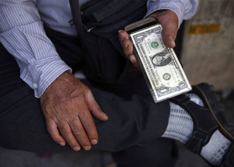 Irán levanta la prohibición de las oficinas de cambio para contrarrestar sanciones