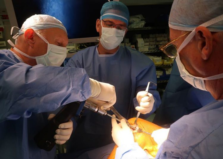 Primer paciente israelí en recibir implante que vuelve a crecer en el cartílago de la rodilla