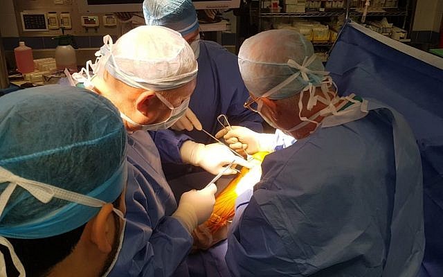 El equipo de cirujanos implantó el andamio de CartiHeal en la rodilla de una mujer de 30 años de edad en el Centro Médico Hadassah; Agosto de 2018 (Centro Médico Hadassah)