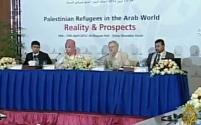 El líder del Partido Laborista del Reino Unido, Jeremy Corbyn (segunda a la derecha) asiste a una conferencia en Doha en 2012 junto con varios terroristas palestinos condenados por asesinar a israelíes. (Captura de pantalla: Twitter)