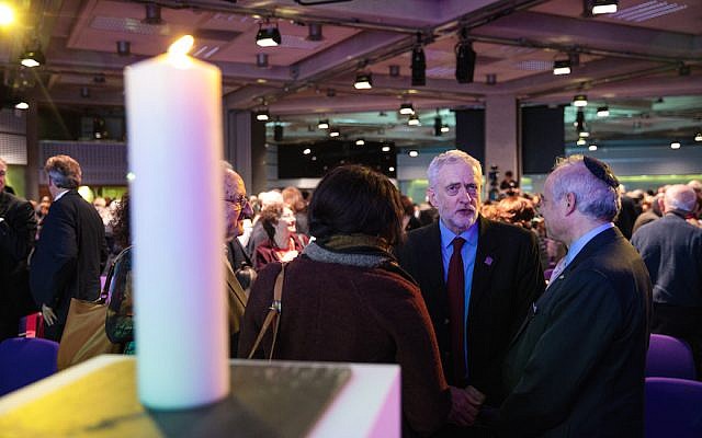 El líder del Partido Laborista del Reino Unido Jeremy Corbyn, en el centro, hablando con los invitados durante un evento del Día Nacional del Holocausto en Londres, 26 de enero de 2017. (Jack Taylor / Getty Images)