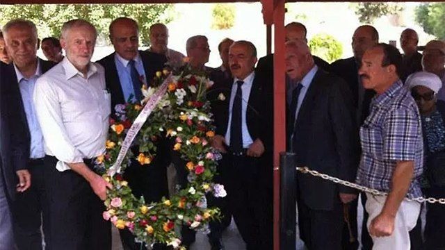 Jeremy Corbyn (segundo desde la izquierda) sosteniendo una ofrenda floral durante una visita a los Mártires de Palestina, en Túnez, en octubre de 2014. (Página de Facebook de la embajada palestina en Túnez)
